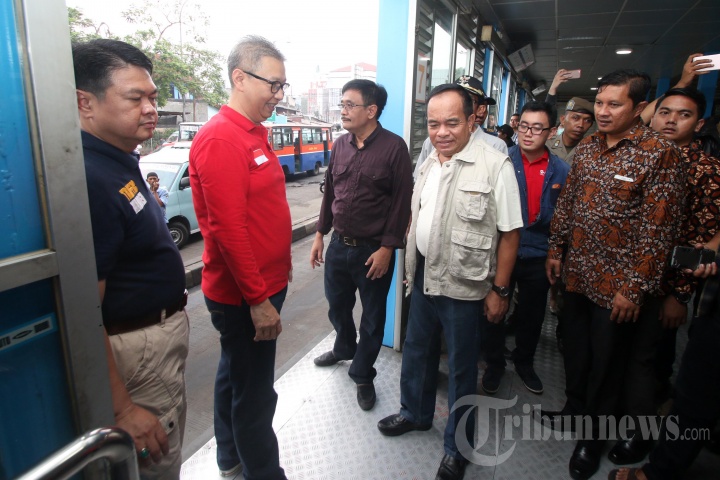 Djarot dan Dirut Transjakarta Tinjau Halte Kampung Melayu