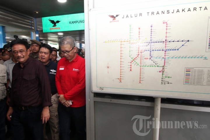 Djarot dan Dirut Transjakarta Tinjau Halte Kampung Melayu
