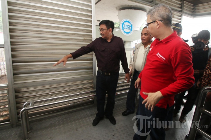 Djarot dan Dirut Transjakarta Tinjau Halte Kampung Melayu