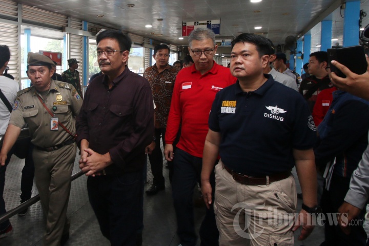 Djarot dan Dirut Transjakarta Tinjau Halte Kampung Melayu