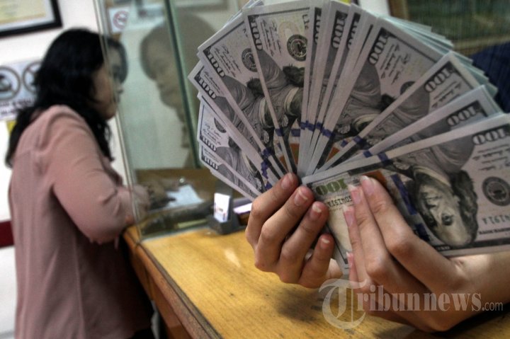 Dolar Tembus Rp 14000