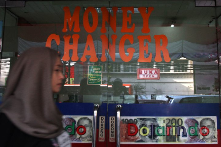 Dolar Tembus Rp 14000