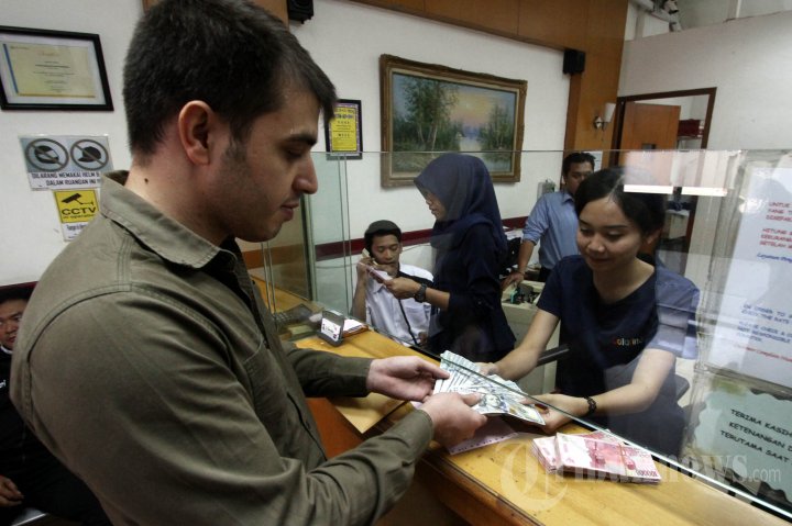 Dolar Tembus Rp 14000