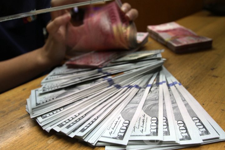 Dolar Tembus Rp 14000