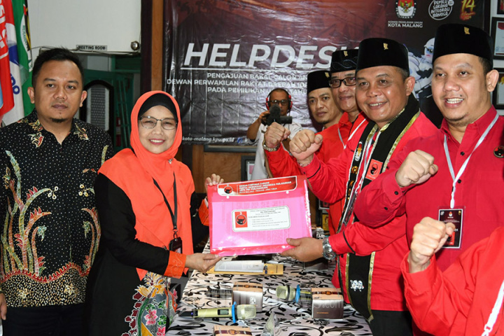 DPC PDI Perjuangan Kota Malang Daftarkan Bacaleg di KPU Kota Malang