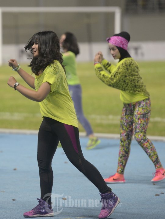 Dua Penari Membawakan Senam Zumba