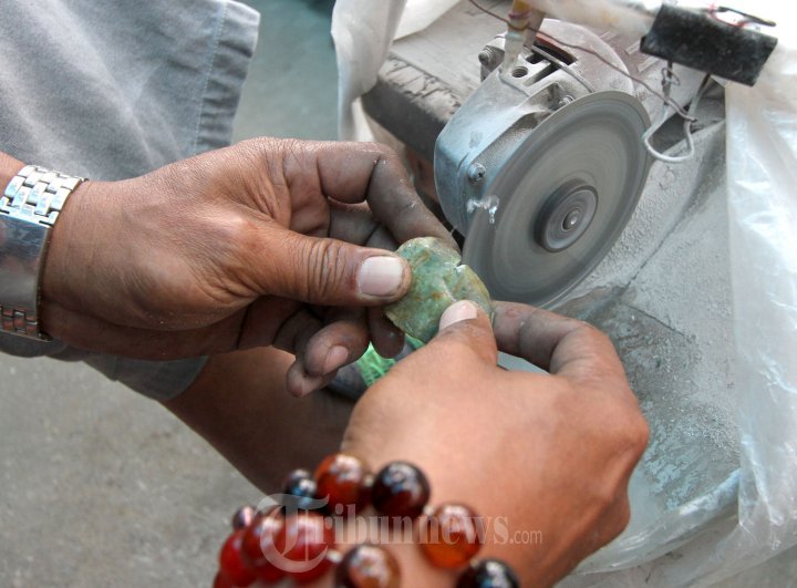 Edi Tukang Poles Batu Cincin Pontianak