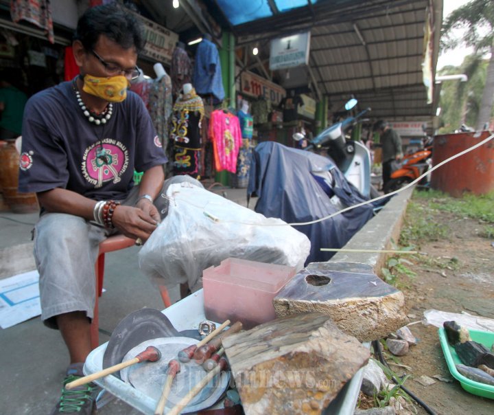 Edi Tukang Poles Batu Cincin Pontianak