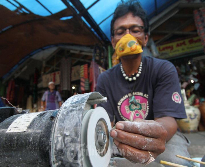 Edi Tukang Poles Batu Cincin Pontianak