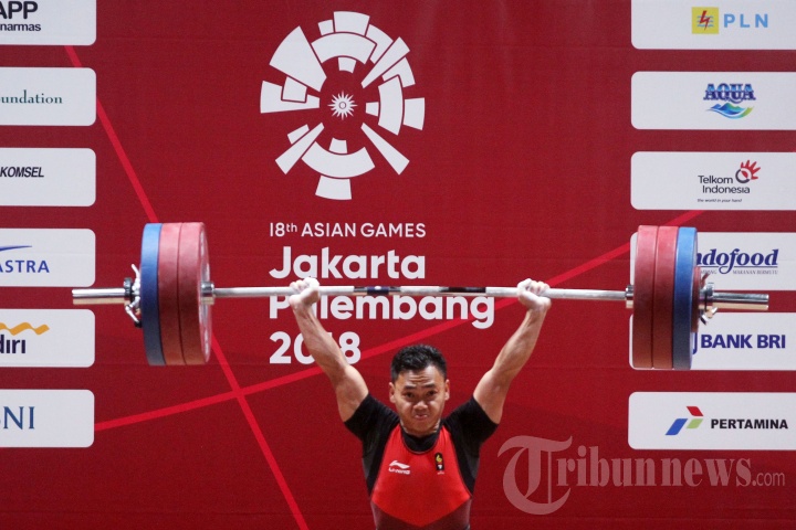 Lifter andalan Indonesia, Eko Yuli Irawan saat Berlaga di nomor 62 kilogram di JIEXPO Kemayoran, Jakarta Pusat, Selasa (21/8/2018). Eko mampu menjadi yang terbaik setelah angkatannya tak bisa disamai oleh para pesaingnya sekaligus menambah perolehan medali Emas untuk kontingen Merah Putih. 