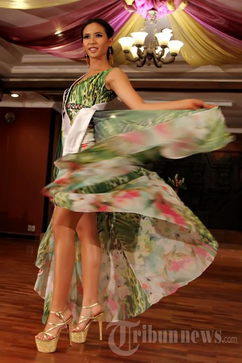 Elvira Devinamira Menuju Miss Universe 2015