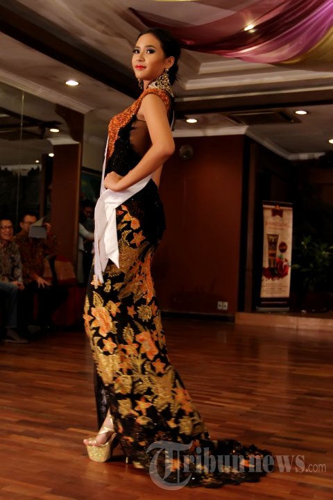 Elvira Devinamira Menuju Miss Universe 2015