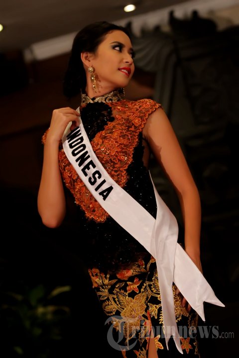 Elvira Devinamira Menuju Miss Universe 2015
