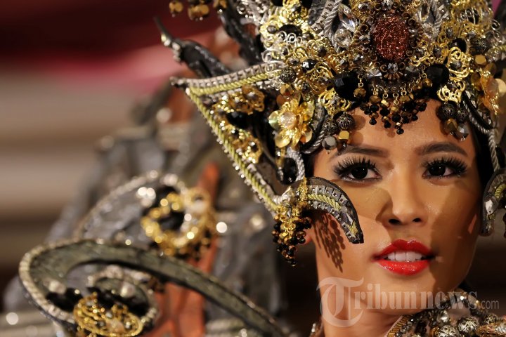 Elvira Devinamira Menuju Miss Universe 2015