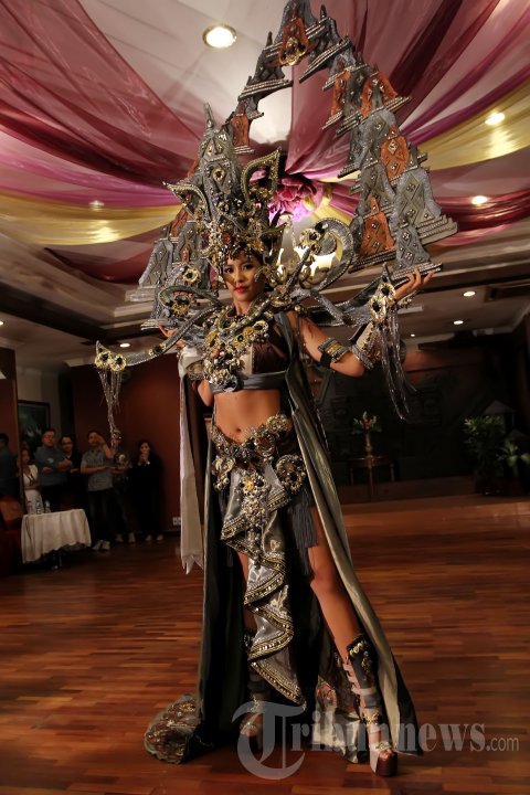 Elvira Devinamira Menuju Miss Universe 2015