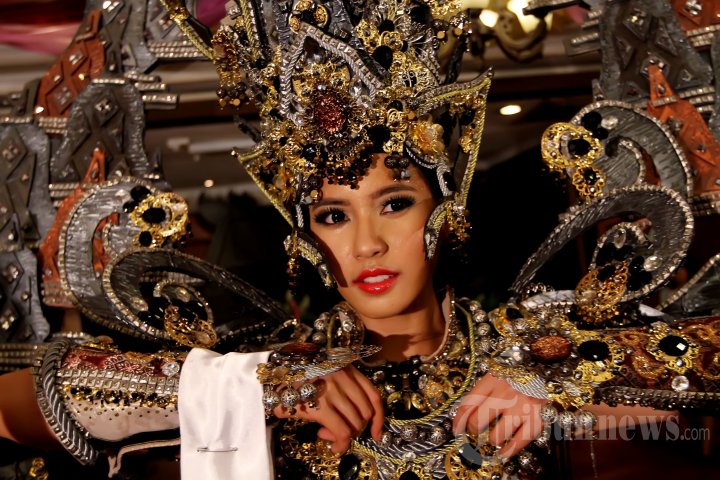 Elvira Devinamira Menuju Miss Universe 2015