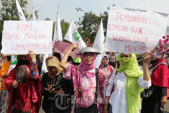 Emak Emak Demo Bawa Peralatan Dapur