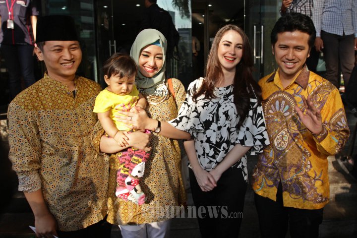 Arumi Bachsin bersama suaminya, Emil Elestianto Dardak serta Muhammad Nur Arifin dan istrinya, Novita Hardiny, usai menyerahkan laporan hasil kekayaan pejabat negara (LHKPN) ke kantor Komisi Pemberantasan Korupsi (KPK), Jakarta Selatan, Senin (3/8/2015). Emil bersama Muhammad Nur Arifin menjadi bakal calon Bupati Trenggalek Jawa Timur pada Pilkada tahun ini. 