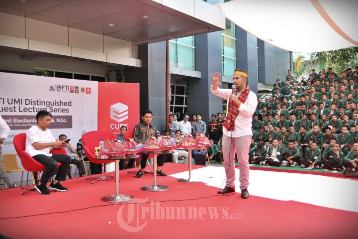 Wakil Gubernur terpilih Jawa Timur Emil Dardak membawakan kuliah umum di kampus Fakultas Teknologi Industri (FTI), Universitas Muslim Indonesia (UMI), Rabu (19/9/2018). Pada kuliah umum ini, emil menyampaikan materi bertajuk 'Leadership, Innovation, Collaboration in Millennium Era' di hadapan setidaknya 515 mahasiswa baru FTI UMI.