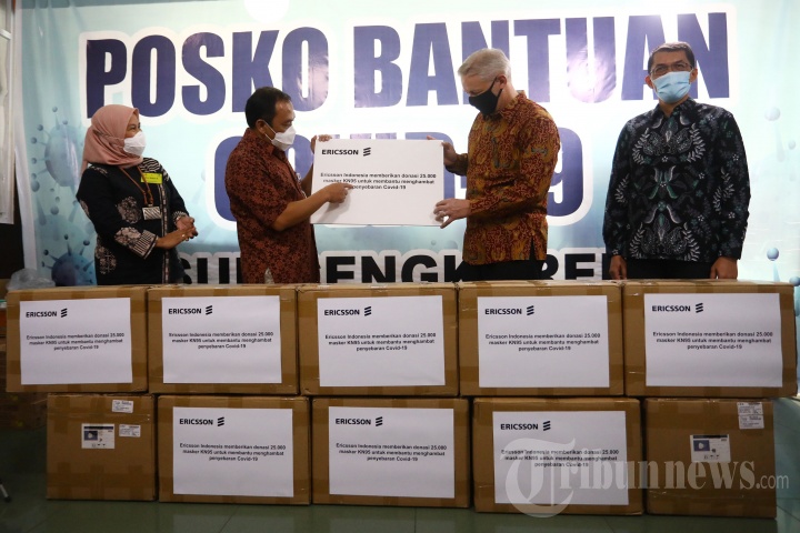 Ericsson Sumbang Masker di RSUD Cengkareng