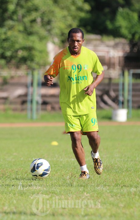 Erik Djemba Mantan MU Gabung Persebaya ISL