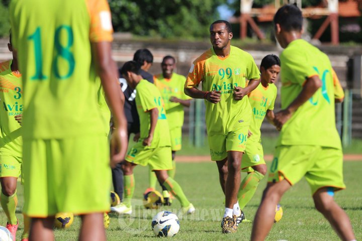 Erik Djemba Mantan MU Gabung Persebaya ISL