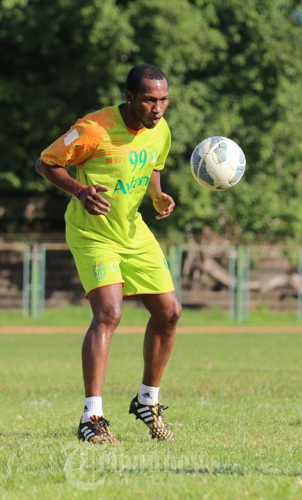 Erik Djemba Mantan MU Gabung Persebaya ISL