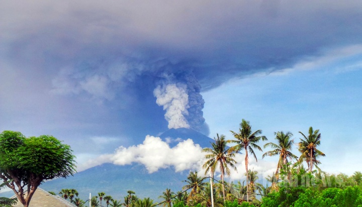 Erupsi Gunung Agung Senin 27 November 2017