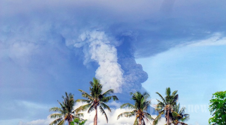 Erupsi Gunung Agung Senin 27 November 2017