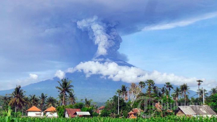 Erupsi Gunung Agung Senin 27 November 2017