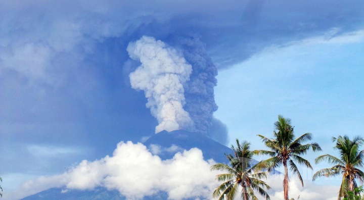 Erupsi Gunung Agung Senin 27 November 2017