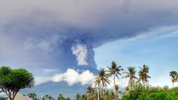 Erupsi Gunung Agung Senin 27 November 2017
