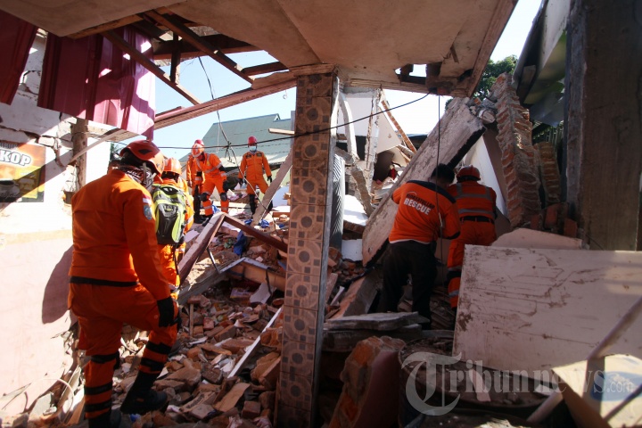 Evakuasi Korban Gempa Lombok