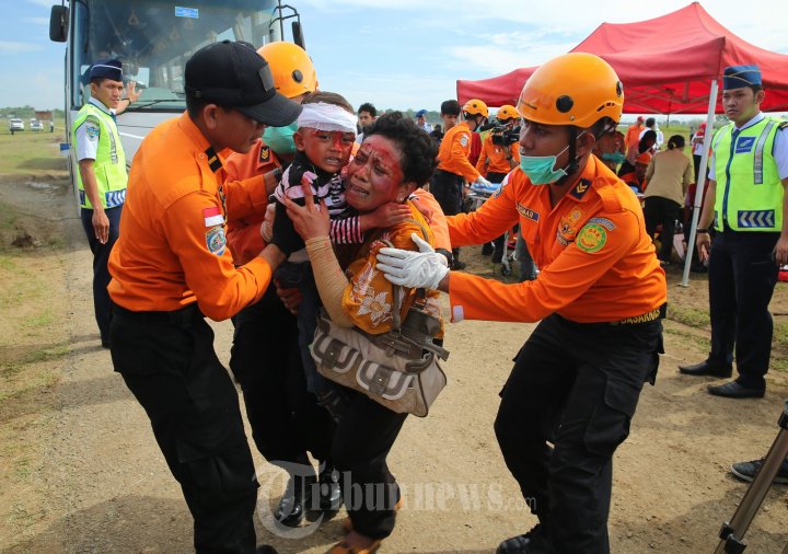 Evakuasi Korban Kecelakaan Pesawat Angkasa Air