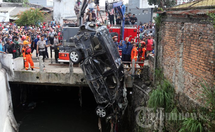 Evakuasi Mobil Hanyut Pasca Banjir Bandang Pasteur