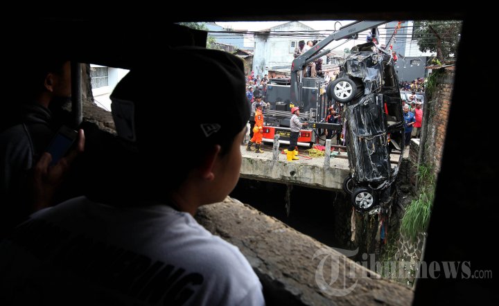 Evakuasi Mobil Hanyut Pasca Banjir Bandang Pasteur