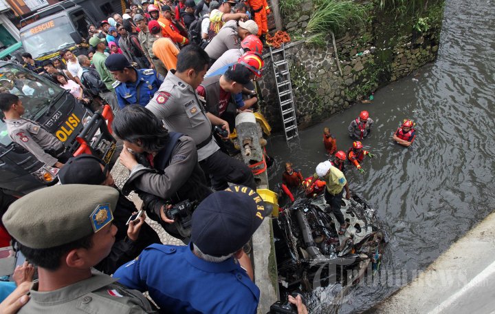 Evakuasi Mobil Hanyut Pasca Banjir Bandang Pasteur