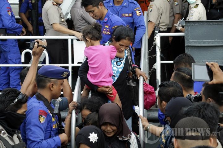 Setelah Terombang-ambing di Lautan, Petugas Evakuasi TKI yang Keluar dari Malaysia Secara Ilegal
