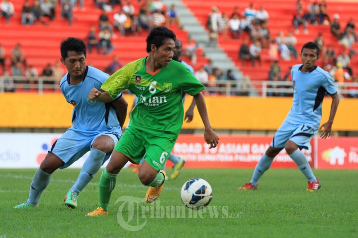 Evan Dimas Lewati Pemain Persela