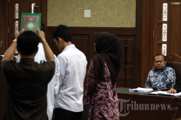 Evy Susanti Bersaksi Di Sidang Rio Capella