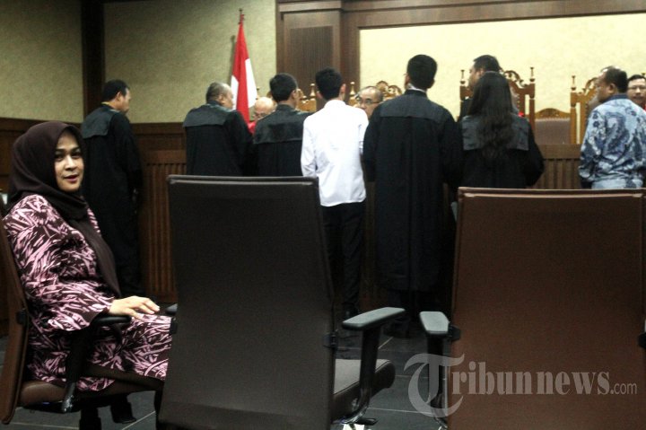 Evy Susanti Bersaksi Di Sidang Rio Capella