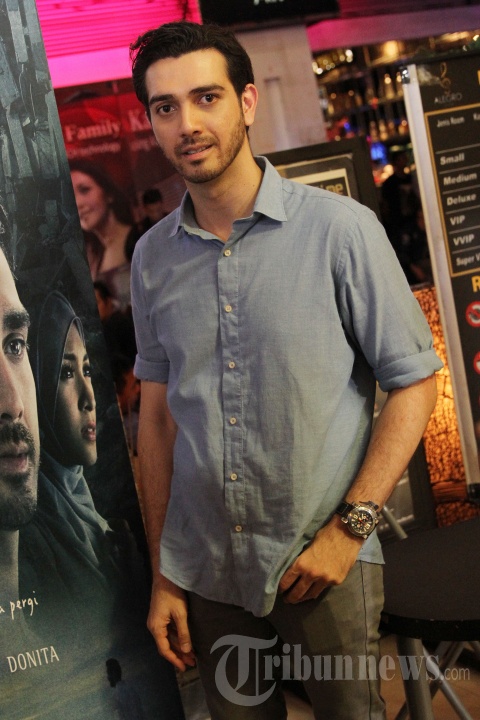 Artis Peran Fachri Albar saat ditemui pada acara konferensi pers film Bukan Cinta Malaikat di XXI Epicentrum, Jakarta Selatan, Senin (10/7/2017). Dalam film ini ia dipercaya memerankan karakter Reyhan, seorang relawan yang bertugas di wilayah konflik Timur Tengah. 