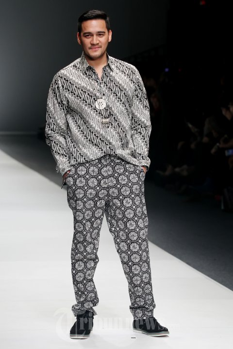Fashion Show Cossy Latu Featuring Danar Hadi di JFW 2015