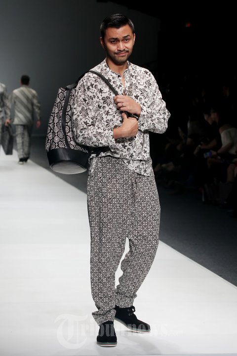 Fashion Show Cossy Latu Featuring Danar Hadi di JFW 2015
