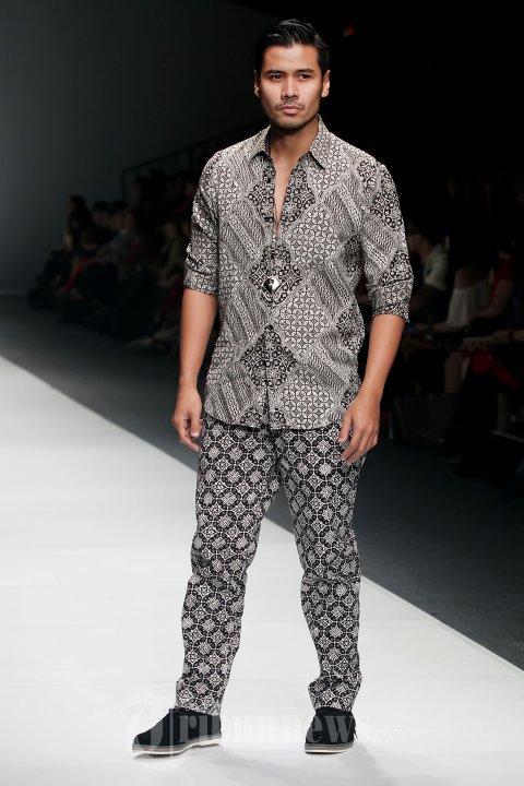 Fashion Show Cossy Latu Featuring Danar Hadi di JFW 2015