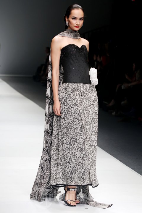 Fashion Show Cossy Latu Featuring Danar Hadi di JFW 2015