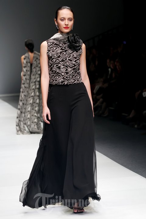Fashion Show Cossy Latu Featuring Danar Hadi di JFW 2015