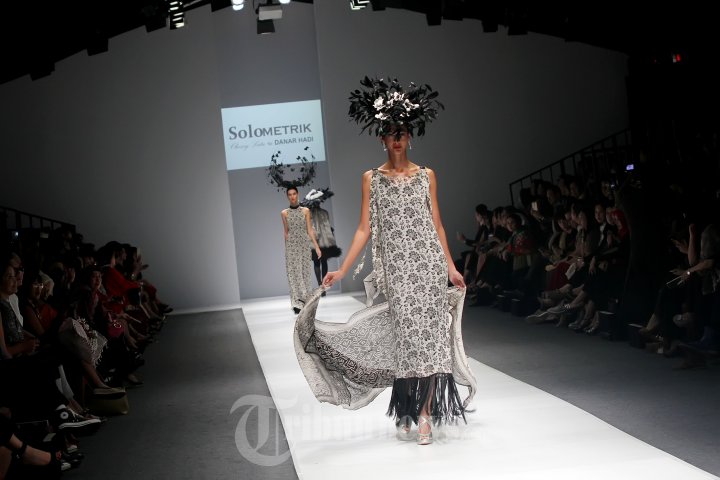 Fashion Show Cossy Latu Featuring Danar Hadi di JFW 2015