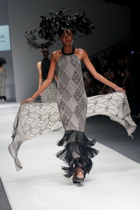 Fashion Show Cossy Latu Featuring Danar Hadi di JFW 2015
