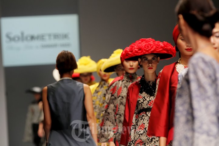 Fashion Show Cossy Latu Featuring Danar Hadi di JFW 2015